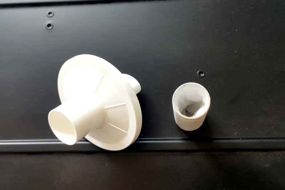 Comparaison côte à côte d'un filtre de spirométrie en plastique et d'un filtre BOFAP en carton