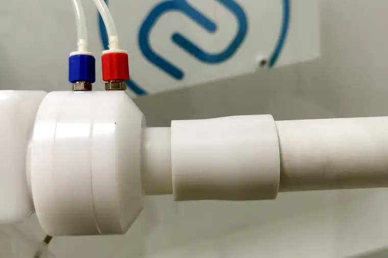 Gros plan sur l'adaptateur et le filtre BOFAP montés sur l'appareil d'un cabinet de pneumologie
