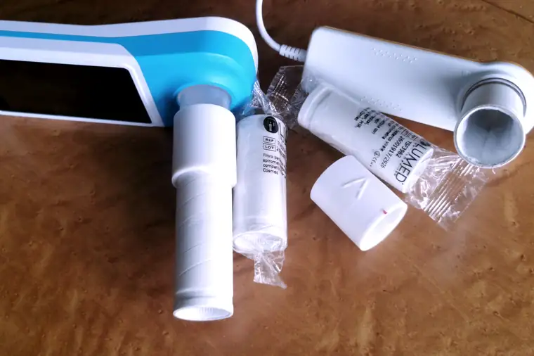 Filtre BOFAP monté sur un spiromètre portable, avec son adaptateur et son sachet individuel